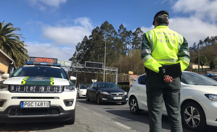 Cientos de turistas burlaron el perímetro en el puente amenazando los buenos datos de Galicia