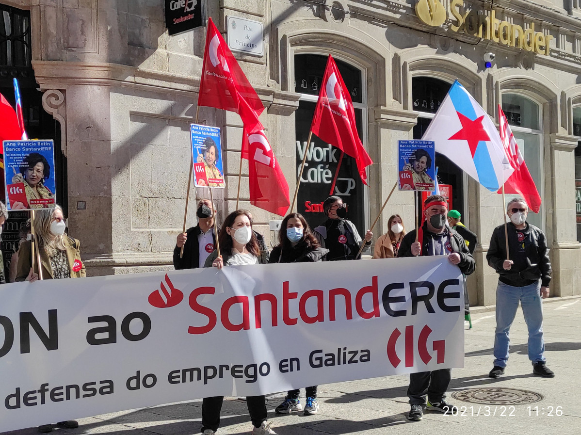 Protesta de trabajadoras de Banco Santander frente al Work Cafe del Santander en la Rúa Príncipe de Vigo en una foto de CIG