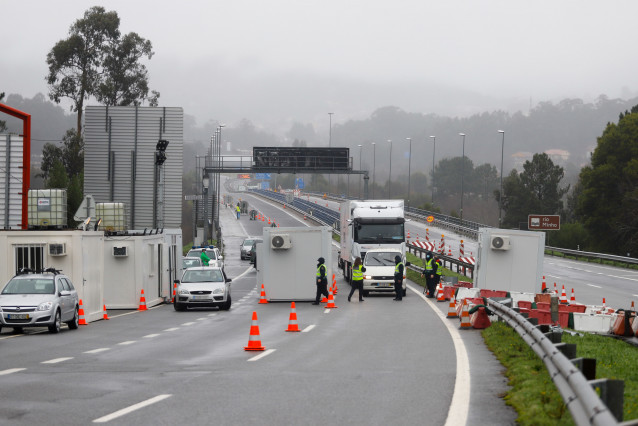 Archivo - Control policial en la frontera del Puente Internacional Tui-Valença, en Pontevedra.