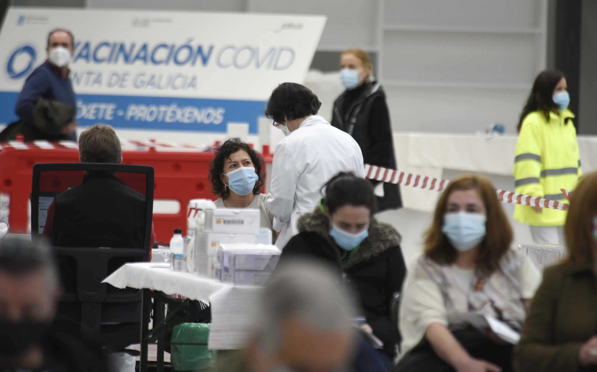 Varias personas esperar para ser vacunadas en el Instituto Ferial de Vigo (Ifevi), en Pontevedra, Galicia (España), a 13 de marzo de 2021. Un total de 4.400 personas serán inmunizadas por un equipo 