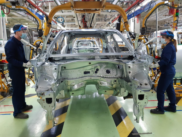 Archivo - Trabajadores de la planta de PSA en Vigo realizando tareas de preparación en Ferraje para la reactivación de la actividad tras el parón por la pandemia de coronavirus.