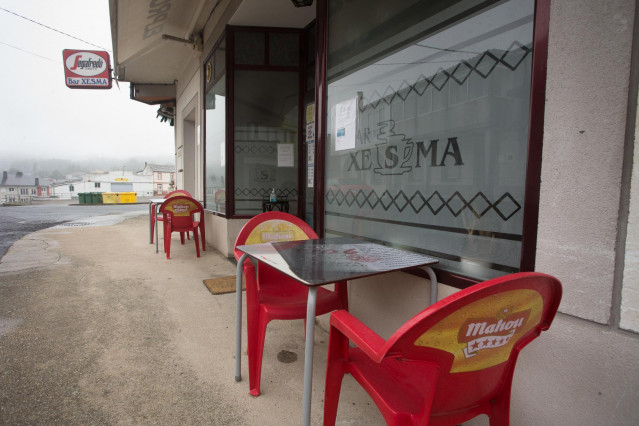 La terraza del Bar Xesma, cerrada por las restricciones Covid en Paraleda, Lugo, Galicia (España), a 19 de marzo de 2021
