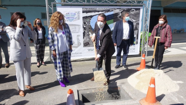 El alcalde de Vigo, Abel Caballero, y la presidenta de la Diputación de Pontevedra, Carmela Silva, en el acto simbólico de colocación de la primera piedra de la reforma de la grada de Marcador, en el estadio de Balaídos.