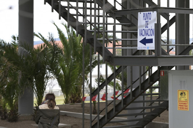 Indicaciones para el punto de vacunación en el Hospital Marítimo de Oza, en A Coruña, Galicia (España), a 24 de marzo de 2021. Galicia reanuda hoy, al igual que el resto de las comunidades españolas, la vacunación con AstraZeneca, y lo hará 
