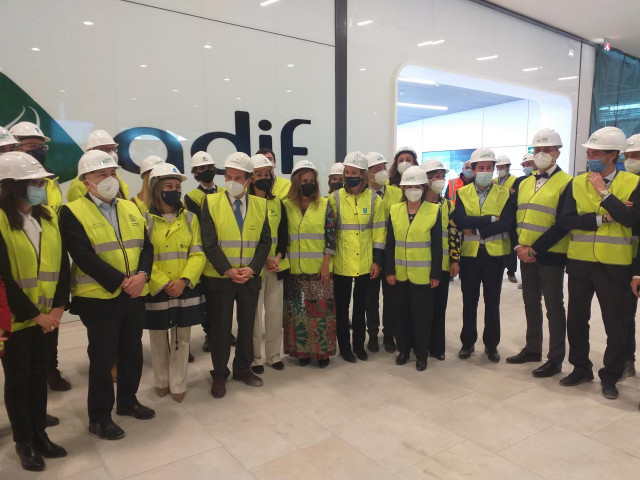 La presidenta de Adif, Isabel Pardo de Vera; junto a la conselleira Ethel Vázquez; el alcalde de Vigo, Abel Caballero; el delegado del Gobierno, Javier Losada; y otras autoridades, en la nueva estación del AVE, a punto de terminarse las obras.