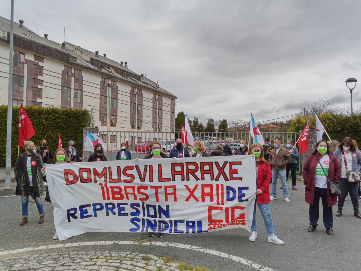 Trabajadoras de la residencia DomusVi Laraxe en la protesta en una foto de CIG