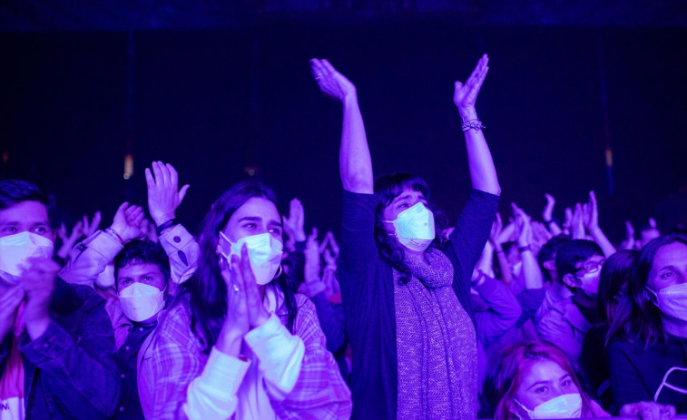 Así fue el concierto sin distancia social de Love of Lesbian ante 5.000 personas en interiores en Barcelona