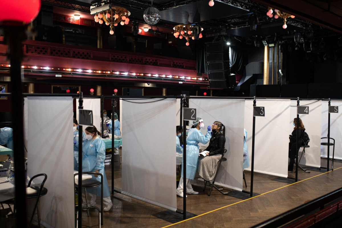 Asistentes al concierto de Love of Lesbian en Barcelona se hacen un test de antígenos para poder acceder al recinto