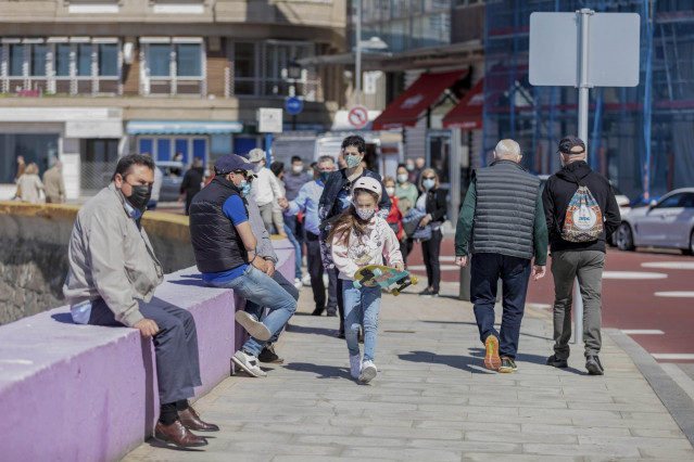 Varias personas caminan por un paseo marítimo en Sanxenxo, Pontevedra, Galicia (España), a 21 de marzo de 2021.