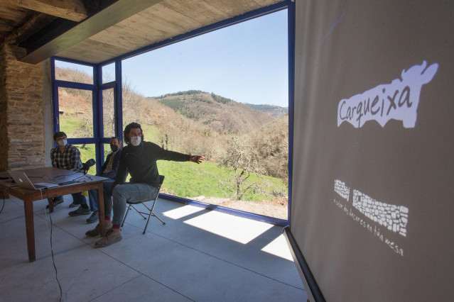 El cineasta Óliver Laxe (d) durante la presentación del proyecto audiovisual 'Gandería Heroica', en Navia de Suarna, Lugo, Galicia (España), a 15 de marzo de 2021. Laxe, director de la premiada ‘O que arde’ ha hecho la presentación junto a los ganaderos d
