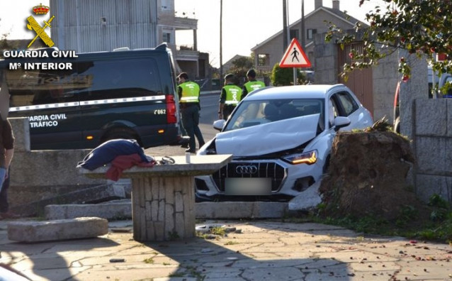 Accidente de un conductor novel al tratar de evadir un control en Cambados (Pontevedra) .