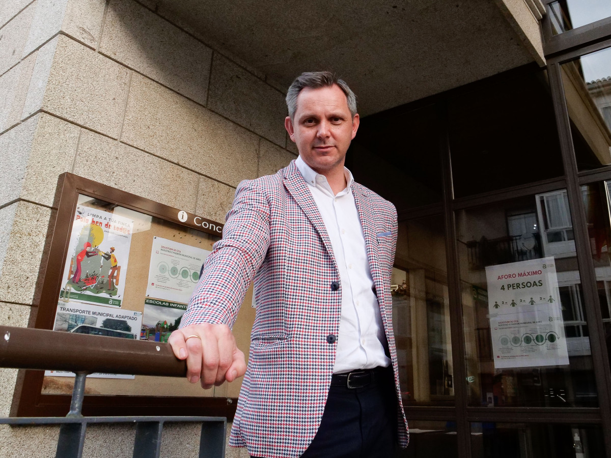 El alcalde de Ames, José Miñones, tras el pleno extraordinario y urgente en el que ha renunciado al cargo, en el Ayuntamiento de Ames, A Coruña, Galicia (España), a 29 de marzo de 2021. Miñones h
