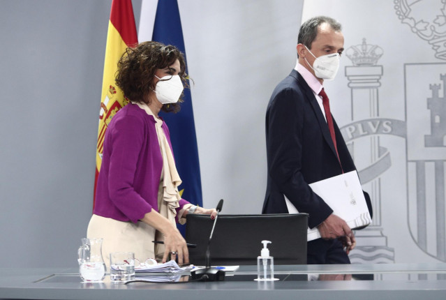 La ministra de Hacienda y portavoz del Gobierno, María Jesús Montero (i), y el ministro de Ciencia e Innovación, Pedro Duque (d), se dirigen a ofrecer una rueda de prensa tras el Consejo de Ministros, en La Moncloa, en Madrid (España), a 30 de marzo de 20