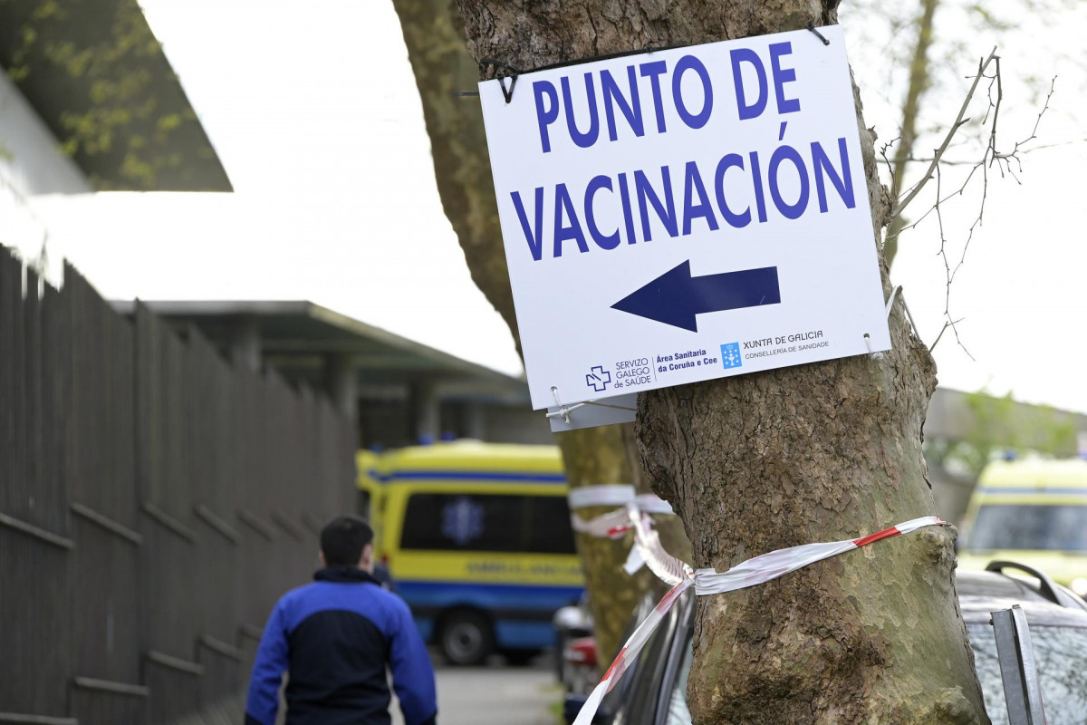 Indicaciones para el punto de vacunación en el Hospital Marítimo de Oza, en A Coruña, Galicia (España), a 24 de marzo de 2021. Galicia reanuda hoy, al igual que el resto de las comunidades españo