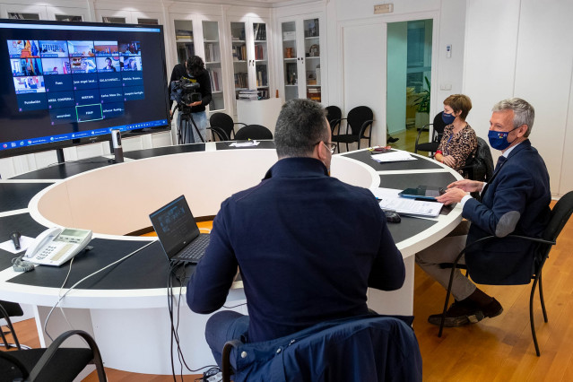 El vicepresidente primeiro y conselleiro de Presidencia, Xustiza e Turismo, Alfonso Rueda, acompañado de la directora de Turismo de Galicia, Nava Castro, participa por videoconferencia sectorial de Turismo