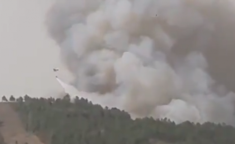 Incendio forestal en Monforte causa un reventón en un avión y quema ya al menos 30 hectáreas (vídeos)