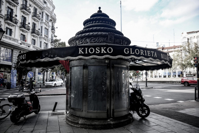 Archivo - Quiosco cerrado en la glorieta de Bilbao en Madrid, a 24 de octubre de 2020. Solo en Madrid capital hay 350 quioscos y locales de prensa, después de que hayan tenido que cerrar otros 32 por los efectos del coronavirus, mientras que el descenso e
