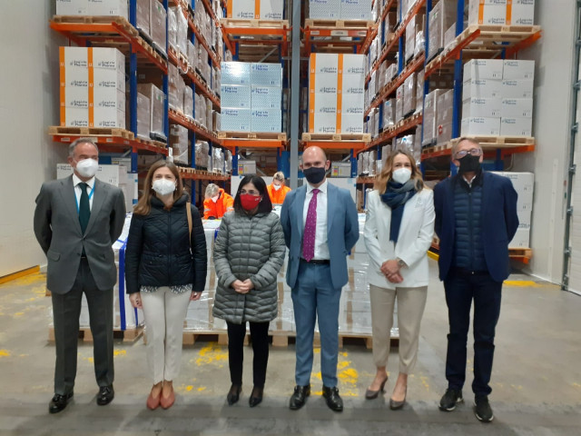 Iñigo Meira, CEO de Logista; María Jesús Lamas, directora de la AEMPS; Carolina Darias, Ministra de Sanidad; Rick R. Suárez, presidente de AstraZeneca España; Marta Moreno,asuntos corporativos AstraZeneca España; Miguel Gómez, director general Logistica