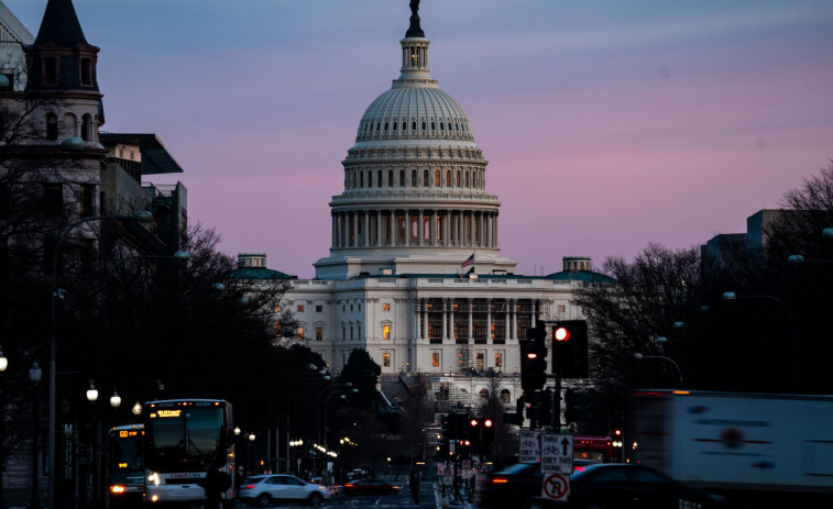 El Capitolio de Estados Unidos cerrado tras embestir un coche una barrera (vídeos)