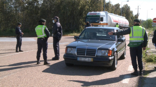 Archivo - Efectivos de la Guardia Nacional Republicana (GNR) de Portugal realizan controles en la frontera con Portugal en Caya (Bajadoz) el primer día en el que España ha restablecido los controles de fronteras terrestres hasta el fin del estado de alarm