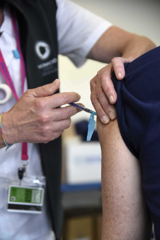 Sanitarios vacunan a personas mayores de 80 años con la dosis de Moderna y policías, bomberos y profesores con la vacuna de AstraZeneca en el hospital Álvaro Cunqueiro de Vigo, en Vigo, Pontevedra, Galicia (España)