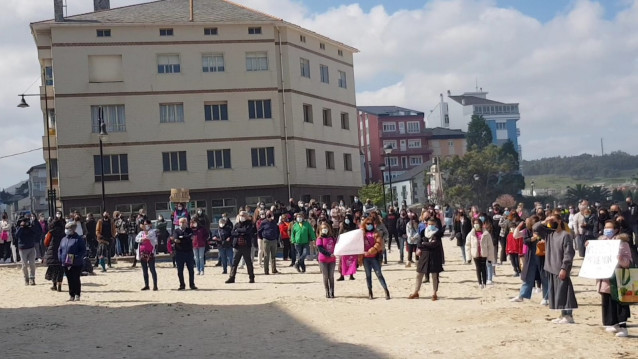 Manifestación convocada en San Cibrao, en Cervo (Lugo), en apoyo a las 87 mujeres afectadas por las grabaciones de las fiestas de A Maruxaina en 2019.