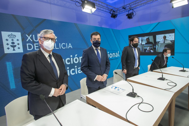 O conselleiro de Cultura, Educación e Universidade, Román Rodríguez, mantén unha reunión de traballo con representantes empresariais encabezados polo presidente da Confederación de Empresarios de Galicia, José Manuel Vieites.