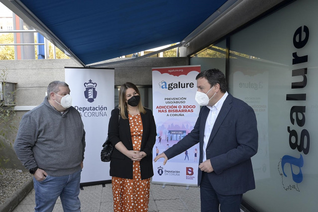 El presidente de la Diputación de A Coruña, Valentín González Formoso, y la diputada de Bienestar Social, Ana Lamas, junto al coordinador de Agalure, Gerardo Rodríguez, en la visita a esta entidad
