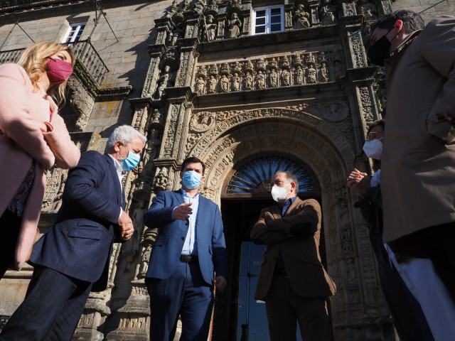 Los socialistas Marina Ortega, Luís Álvarez, Gonzalo Caballero, Xoaquín Fernández Leiceaga, Paloma Castro y Pablo Arangüena, en el acto ante el Hostal dos Reis Católicos de Santiago