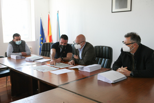 El vicepresidente de la Diputación de A Coruña, Xosé Regueira, se reúne con los alcaldes de los ayuntamientos de Mazaricos, Santa Comba y Zas, para abordar el proyecto en la senda fluvial del río Xallas