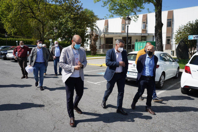 El diputado del BNG, Néstor Rego, junto a otros cargos del Bloque, visita las instalaciones de la cooperativa CLUN