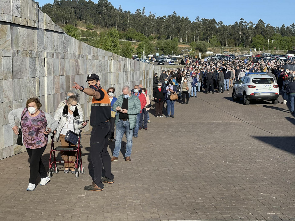 Una larga fila de personas se aglomera en la vacunación masiva de Santiago de Compostela a 6 de abril de 2021. La vacunación masiva programada para la tarde de este martes en Santiago sufre retrasos