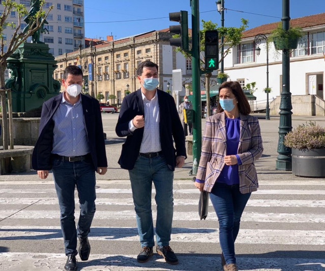 El secretario xeral del PSdeG, Gonzalo Caballero, junto a la alcaldesa de Betanzos, María Barral, visita esta localidad coruñesa