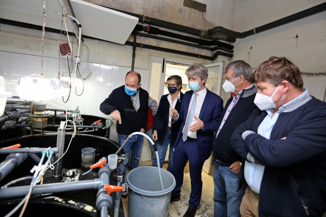 La conselleira do Mar, Rosa Quintana, en visita al Clúster da Acuicultura de Galicia