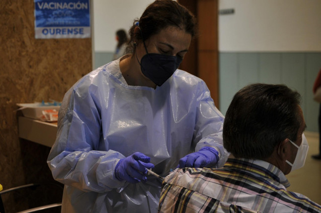 Una sanitaria inyecta a un paciente la primera dosis de la vacuna AstraZeneca en el recinto de Expourense, a 6 de abril de 2021, en Ourense, Galicia (España)