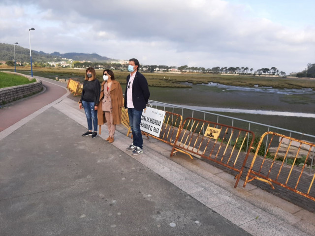 La subdelegada del Gobierno en Pontevedra, Maica Larriba, y el alcalde de Baiona, Carlos Gómez, en el paseo de Sabarís.