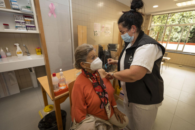Una sanitaria vacuna a una mujer mayor de 80 años con la dosis de Pfizer en el ambulatorio Virgen Peregrina, en Pontevedra,