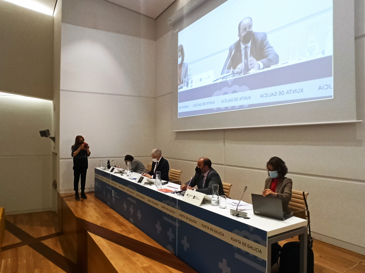 Martu00ednez en la asamblea de Viratec en la Cidade da Cultura