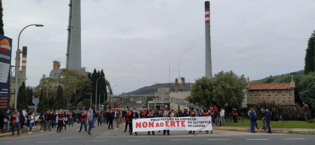 Trabajadores de la refinería de A Coruña se movilizan contra el ERTE para el 31% de la plantilla