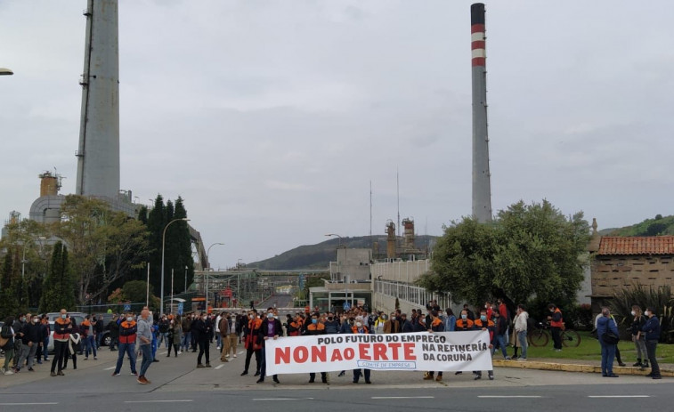 Protesta de los empleados de la Repsol en A Coruña contra el ERTE planteado en la refinería