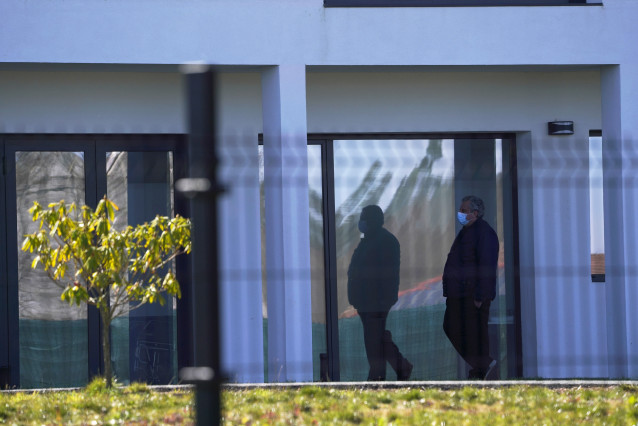 Un hombre pasea en la residencia de mayores Coviastec, en Silleda, Pontevedra, Galicia (España), a 22 de marzo de 2021. El brote de coronavirus vinculado a este geriátrico alcanzó ayer los 46 usuarios infectados tras detectarse 13 nuevos positivos.