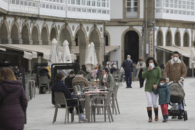 Varias personas en la terraza de un restaurante, en A Coruña, Galicia (España), a 19 de marzo de 2021. A Coruña se encuentra en el nivel medio de restricciones, en el que la hostelería cerrará a las 21 horas como en toda la comunidad, pero el aforo en el