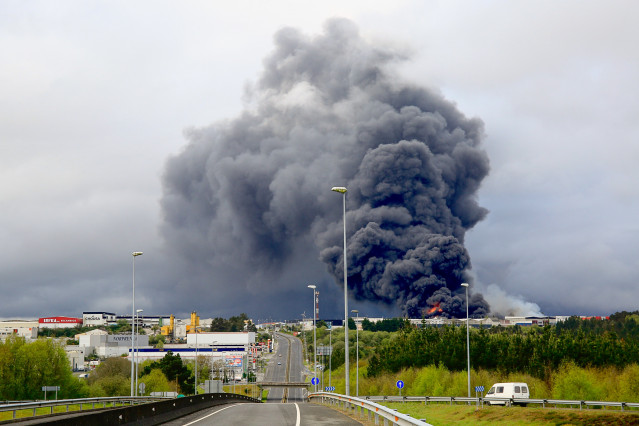 Lugo. Incendio en varias naves del Poligono Industrial de O CEAO.