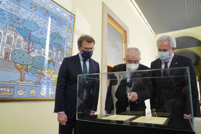 (I-D) El presidente de la Xunta, Alberto Núñez Feijóo; el presidente del Tribunal Constitucional, Juan José González Rivas; y el jefe del Legislativo autonómico, Miguel Ángel Santalices; observan una vitrina en unas jornadas en el Parlamento de Galicia.