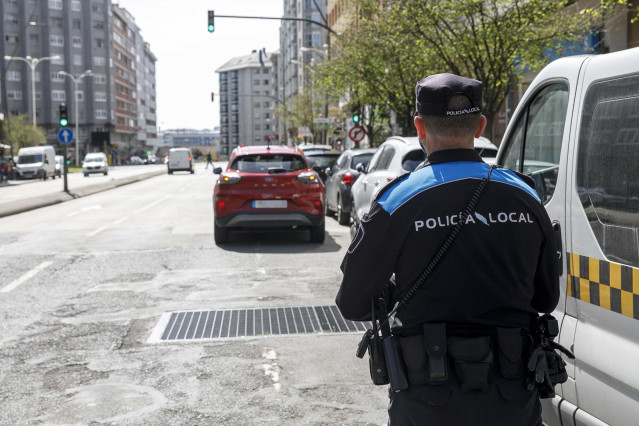Un agente municipal de A Coruña durante la campaña de control de estacionamientos indebidos