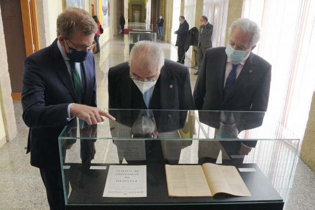 (I-D) El presidente de la Xunta, Alberto Núñez Feijóo; el presidente del Tribunal Constitucional, Juan José González Rivas; y el jefe del Legislativo autonómico, Miguel Ángel Santalices; observan una vitrina en unas jornadas en el Parlamento de Galicia.