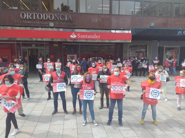 Concentración convocada por UGT y CCOO en Vigo para reclamar la derogación de las reformas laborales y de la reforma de las pensiones, y para exigir la subida del Salario Mínimo Interprofesional.