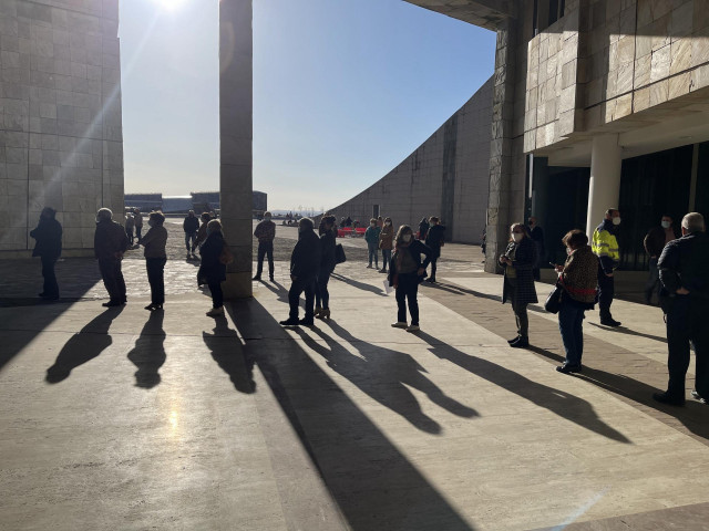 Una larga fila de personas se aglomera en la vacunación masiva de Santiago de Compostela a 6 de abril de 2021. La vacunación masiva programada para la tarde de este martes en Santiago sufre retrasos y se han producido colas y aglomeraciones a las puertas