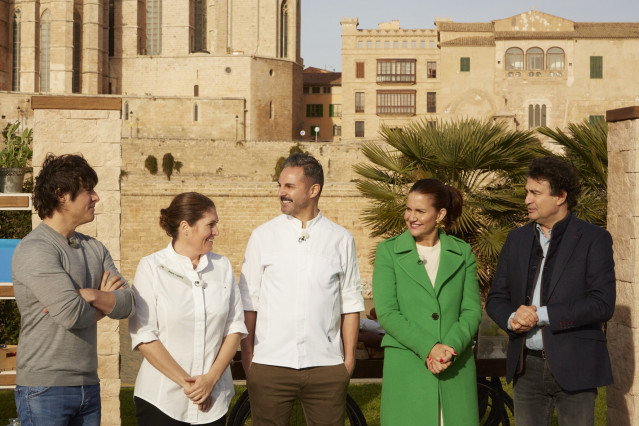 Archivo - El equipo de jueces de 'MasterChef' junto a Maca de Castro y Santi Taura.