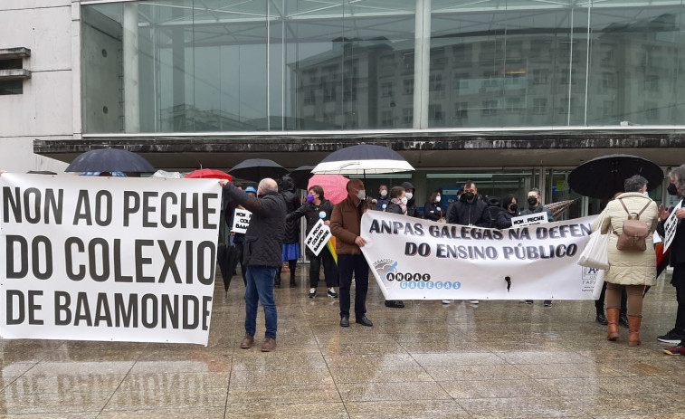 En torno a un centenar de personas protestan en Lugo ante la Xunta contra el cierre del colegio de Baamonde